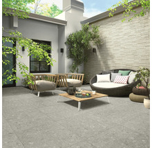 Außenbereich mit Terrassenfliesen, Sitzmöbeln und Dekorationen für einen stilvollen Garten