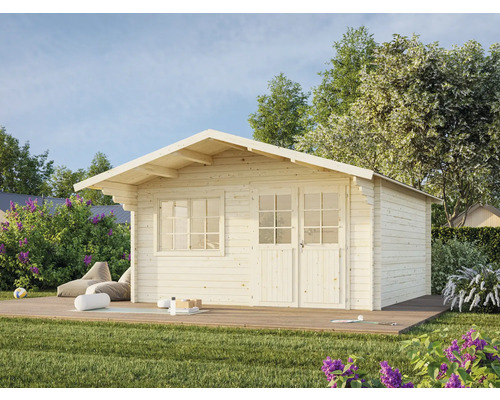Gartenhaus aus Holz mit Fenster und Doppeltür auf einer Holzterrasse in einem Garten.