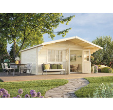 Holzgartenhaus mit Terrasse, Gartenmöbeln und Grünflächen in einem Garten.