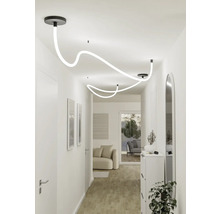 Flur mit moderner LED-Deckenleuchte in geschwungener Form