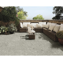 Terrasse mit grauem Fliesenboden, Rattansofa und Dekoration