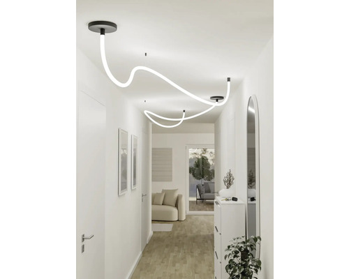 Flur mit moderner Deckenleuchte, Kommode, Spiegel und Bildern an der Wand