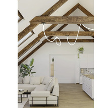 Helles Wohnzimmer mit Holzbalken, Ecksofa und moderner Pendelleuchte