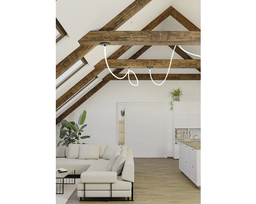 Helles Wohnzimmer mit Holzbalken, Ecksofa und moderner Pendelleuchte