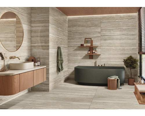 Modernes Badezimmer mit Badewanne, Waschtisch und Travertinfliesen