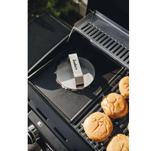 Edelstahl Burgerpresse auf Grillplatte mit Burgerbrötchen
