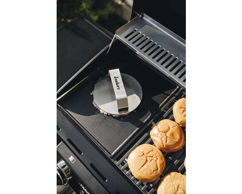 Edelstahl Burgerpresse auf Grillplatte mit Burgerbrötchen