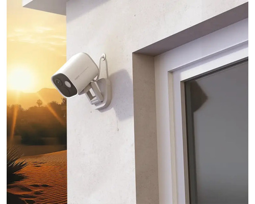 Außenkamera zur Überwachung an einer Hauswand montiert