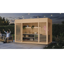 Außenaufnahme einer Gartenbar aus Holz mit Regalen, Getränken und Kühlbox, umgeben von Pflanzen und sitzenden Personen