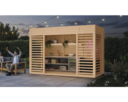 Außenaufnahme einer Gartenbar aus Holz mit Regalen, Getränken und Kühlbox, umgeben von Pflanzen und sitzenden Personen