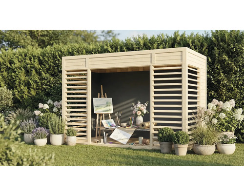 Holzgartenhaus mit Pflanzen und Staffelei auf einer Rasenfläche