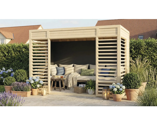 Holz-Gartenlounge mit Lamellenwänden, inklusive Kissen und Dekoration
