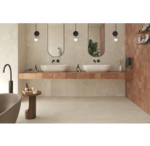Badezimmer mit Doppelwaschbecken, Spiegeln und Fliesen in Erdtönen für eine warme Atmosphäre