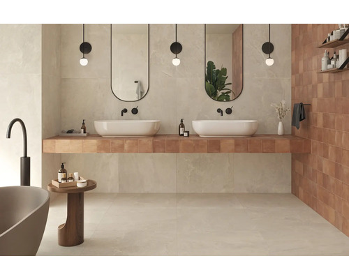 Badezimmer mit Doppelwaschbecken, Spiegeln und Fliesen in Erdtönen für eine warme Atmosphäre