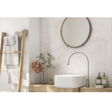Modernes Badezimmer mit Waschbecken, Armatur, Spiegel und Handtuchleiter