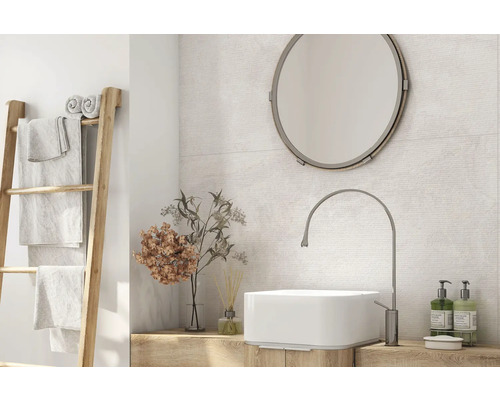 Modernes Badezimmer mit Waschbecken, Armatur, Spiegel und Handtuchleiter