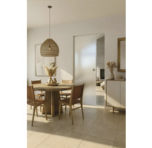 Esszimmer mit Holztisch, Stühlen mit geflochtener Sitzfläche und Hängelampe