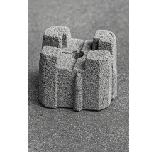 Grauer Schalungsstein auf einem Untergrund