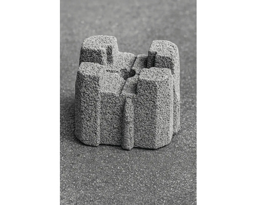 Grauer Schalungsstein auf einem Untergrund