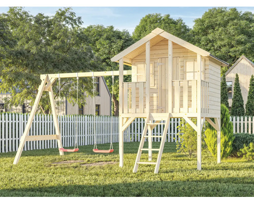 Holzspielhaus mit Schaukel im Garten