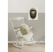 Szene mit weißem Schaukelstuhl, Kissen und einem Wandbild mit einem Science-Fiction-Motiv