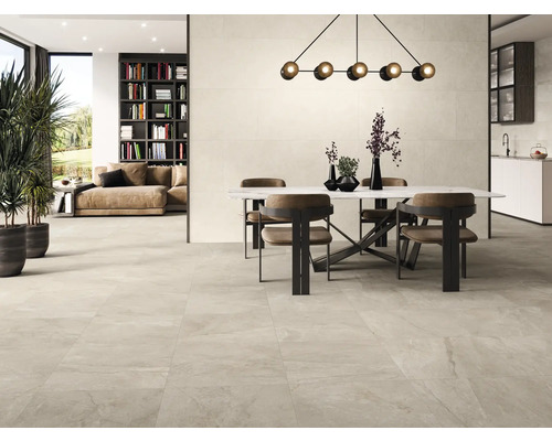 Heller Wohnbereich mit Bodenfliesen, Esstisch und Bücherregal