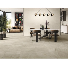 Heller Wohnraum mit Esstischgruppe und Fliesenboden.