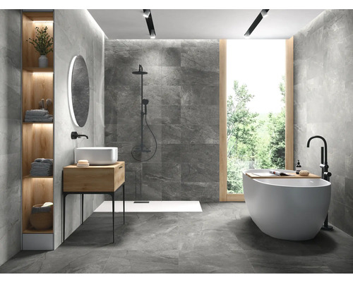 Modernes Badezimmer mit grauen Fliesen, freistehender Badewanne, Waschtisch und Dusche.