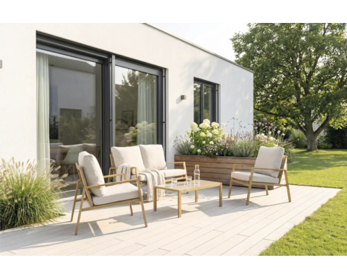 Gartensitzgruppe mit Sofa, Sessel und Tisch auf einer Terrasse