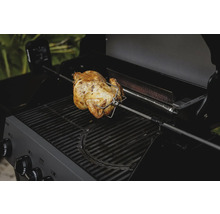 Gegrilltes Hähnchen am Drehspieß auf einem Grill