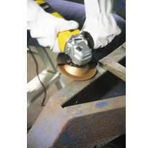 Eine Person verwendet eine Schleifscheibe, um ein Metallstück zu schleifen, wobei sie Handschuhe trägt.