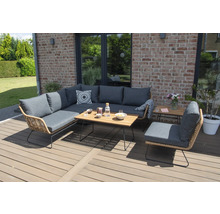 Gartenszene mit einer Loungegruppe aus Rattan mit grauen Polstern und einem Holztisch