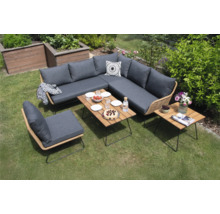 Gartenloungegruppe mit Ecksofa, Sessel und Tischen auf Rasen