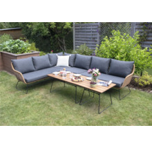 Gartenmöbel-Set mit Ecksofa, Holztisch und Dekoration im Garten