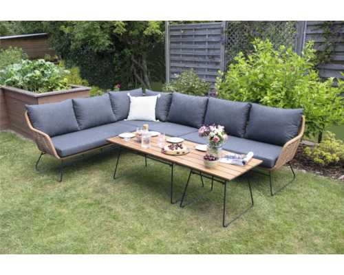 Gartenmöbel-Set mit Ecksofa, Holztisch und Dekoration im Garten