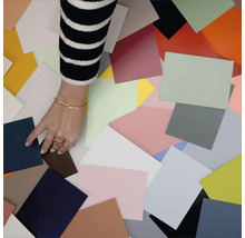 Frauenhand auf Farbmuster-Auswahl