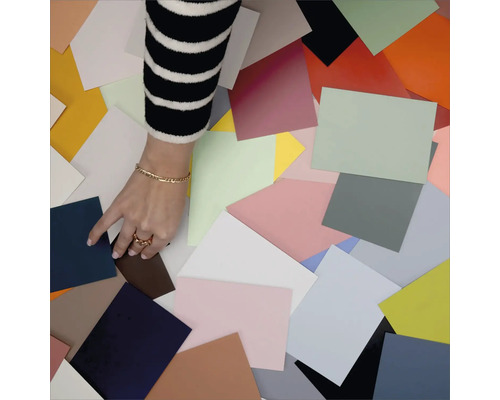 Frauenhand auf Farbmuster-Auswahl