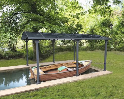 Bootshaus mit Boot im Wasser