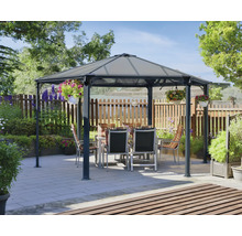 Gartenszene mit Pavillon, Tisch und Stühlen auf einer Terrasse