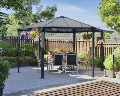 Gartenszene mit Pavillon, Tisch und Stühlen auf einer Terrasse