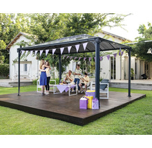 Gartenszene mit Pavillon, Partydekoration und feiernden Personen