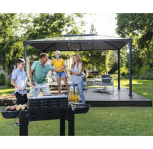 Familie grillt im Garten unter einem Pavillon und macht Seifenblasen