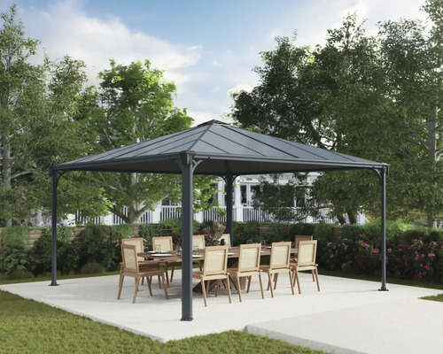 Pavillon mit Esstisch und Stühlen im Garten