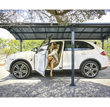 Carport mit Auto und Person