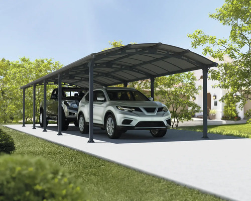 Zwei Autos parken unter einem Carport auf einer gepflasterten Auffahrt vor einem Wohnhaus.