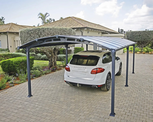 Auto unter einem Carport auf einer gepflasterten Auffahrt
