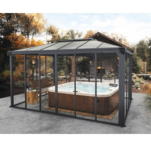 Überdachter Whirlpool im Garten mit Sitzbank