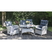 Gartenmöbelset mit zwei Sesseln, Bank und Tisch auf einer Terrasse.