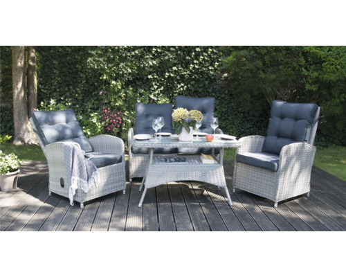 Gartenmöbelset mit zwei Sesseln, Bank und Tisch auf einer Terrasse.