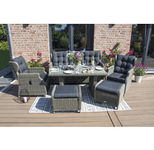 Gartenmöbel Set mit Tisch, Sesseln, Bank und Hocker auf einer Terrasse